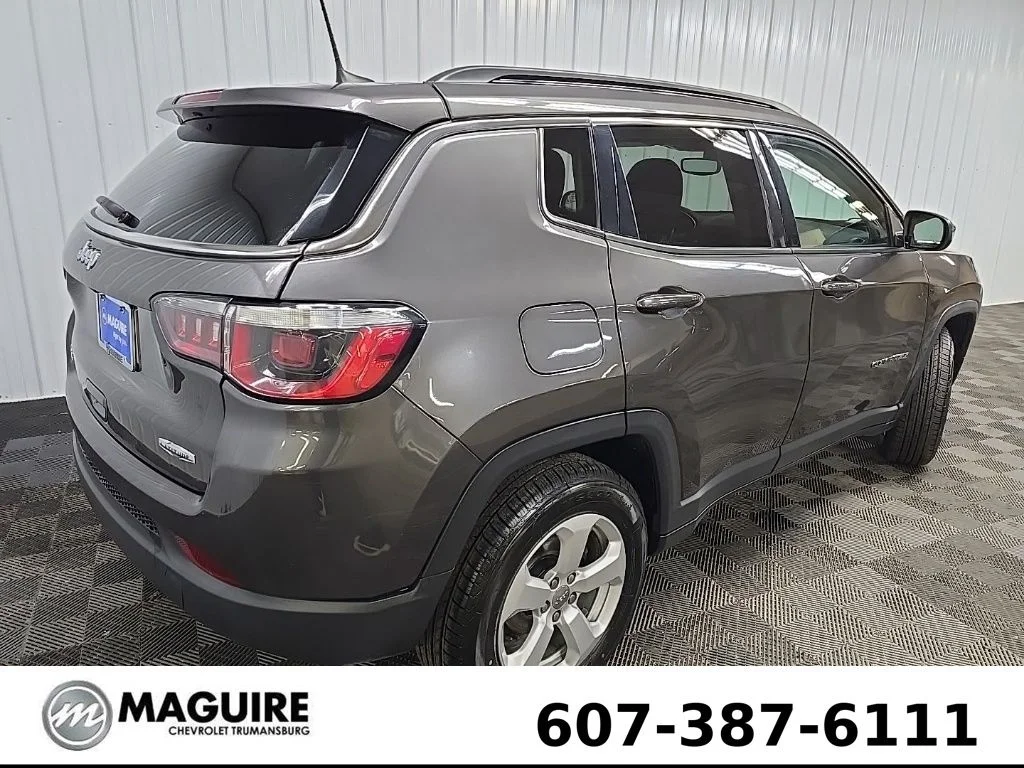 Used 2019 Gray Jeep Latitude image 10