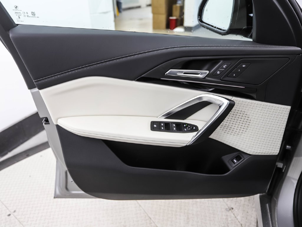 New 2027 Silver Metallic BMW xDrive28i image 9