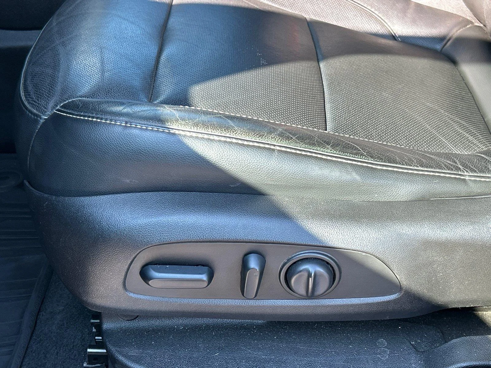 Used 2019 Dark Sky Metallic GMC SLT image 15