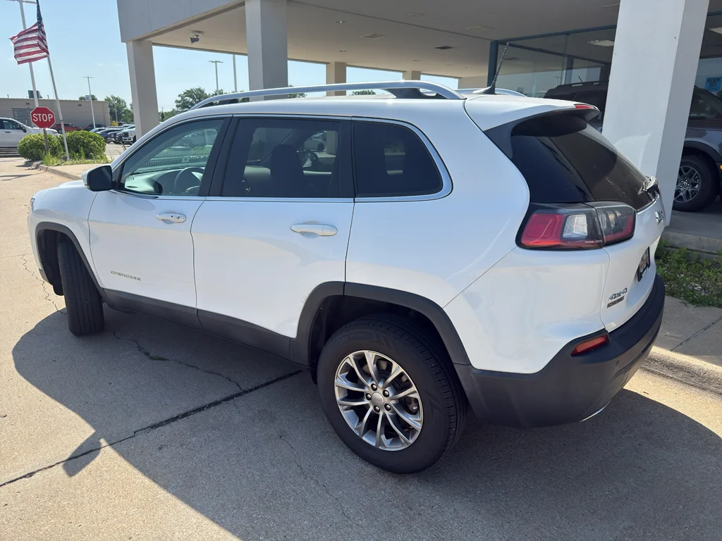 Used 2019 Bright White Clearcoat Jeep Latitude Plus image 10