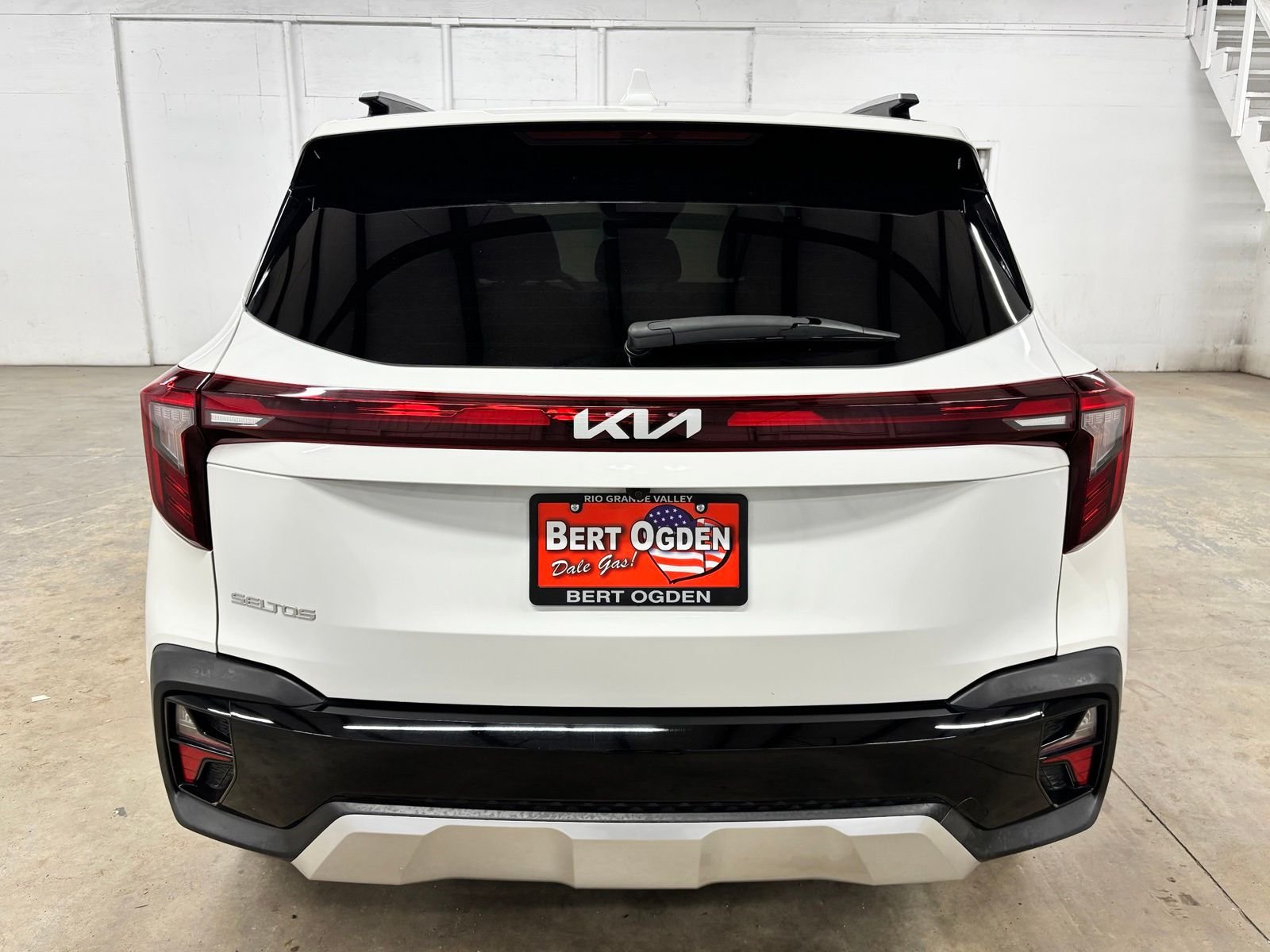 Used 2025 White Kia S image 5