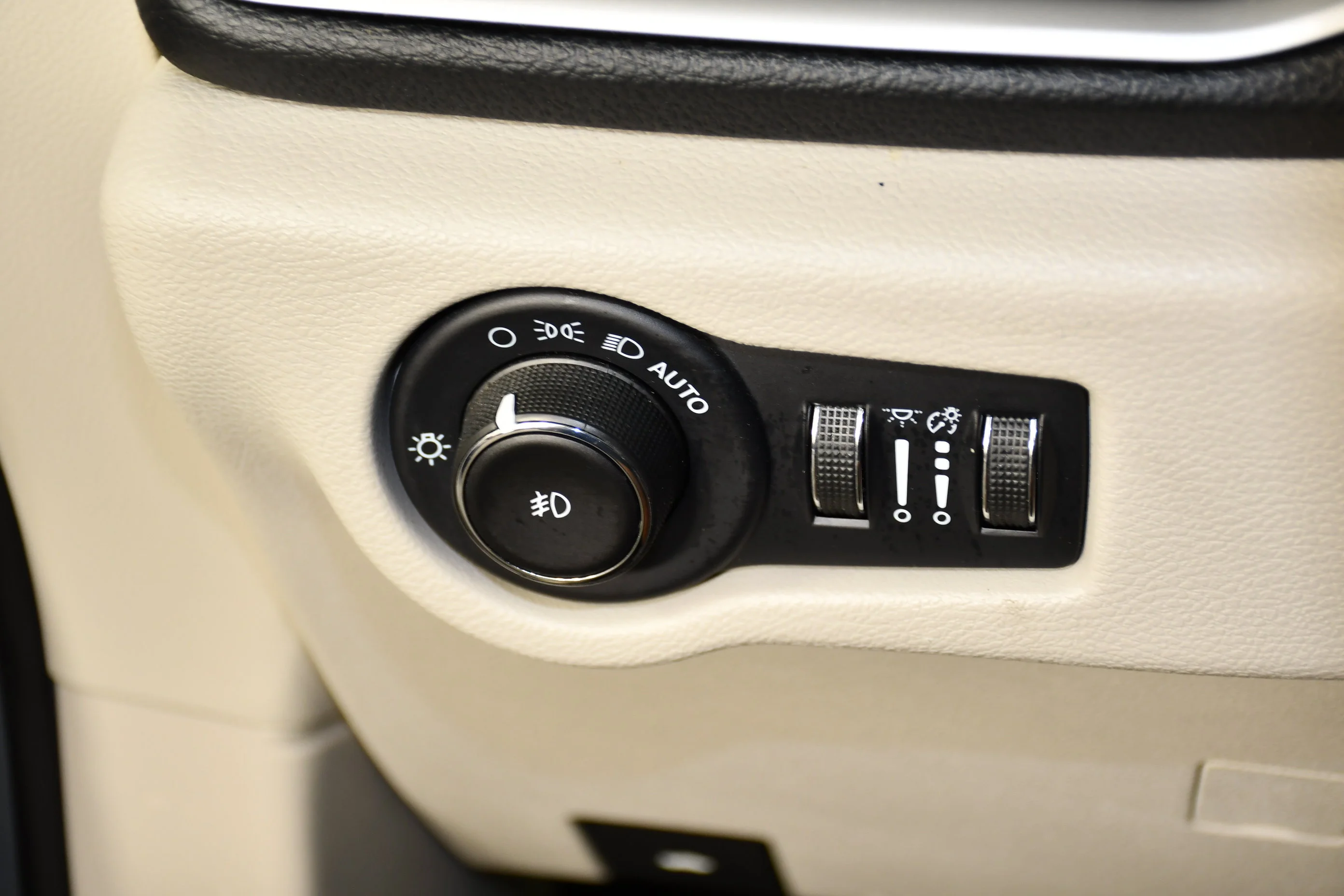 Used 2023 Silver Mist Clearcoat Chrysler Hybrid Touring L image 35