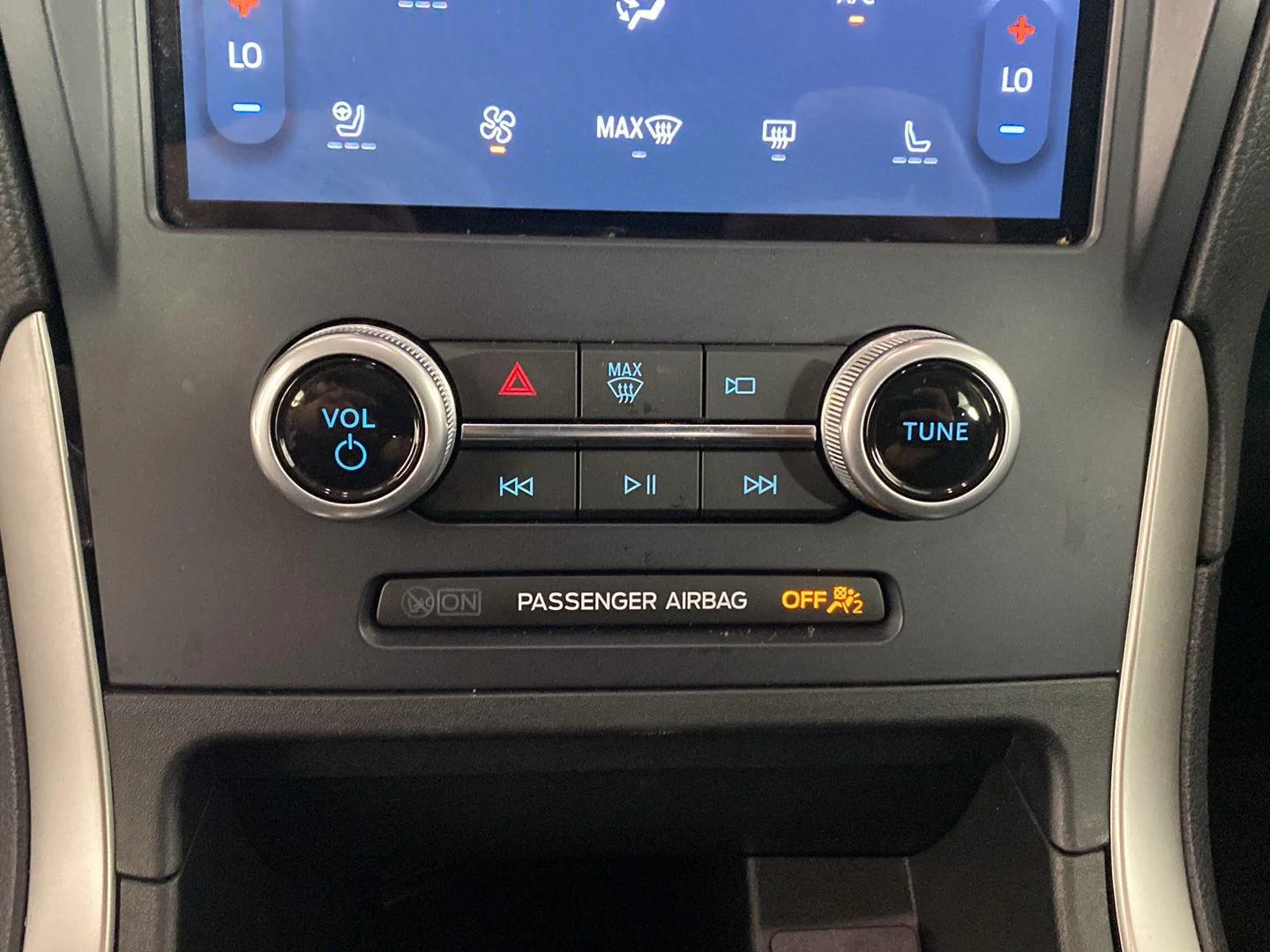 Used 2022 Iconic Silver Ford SEL image 4