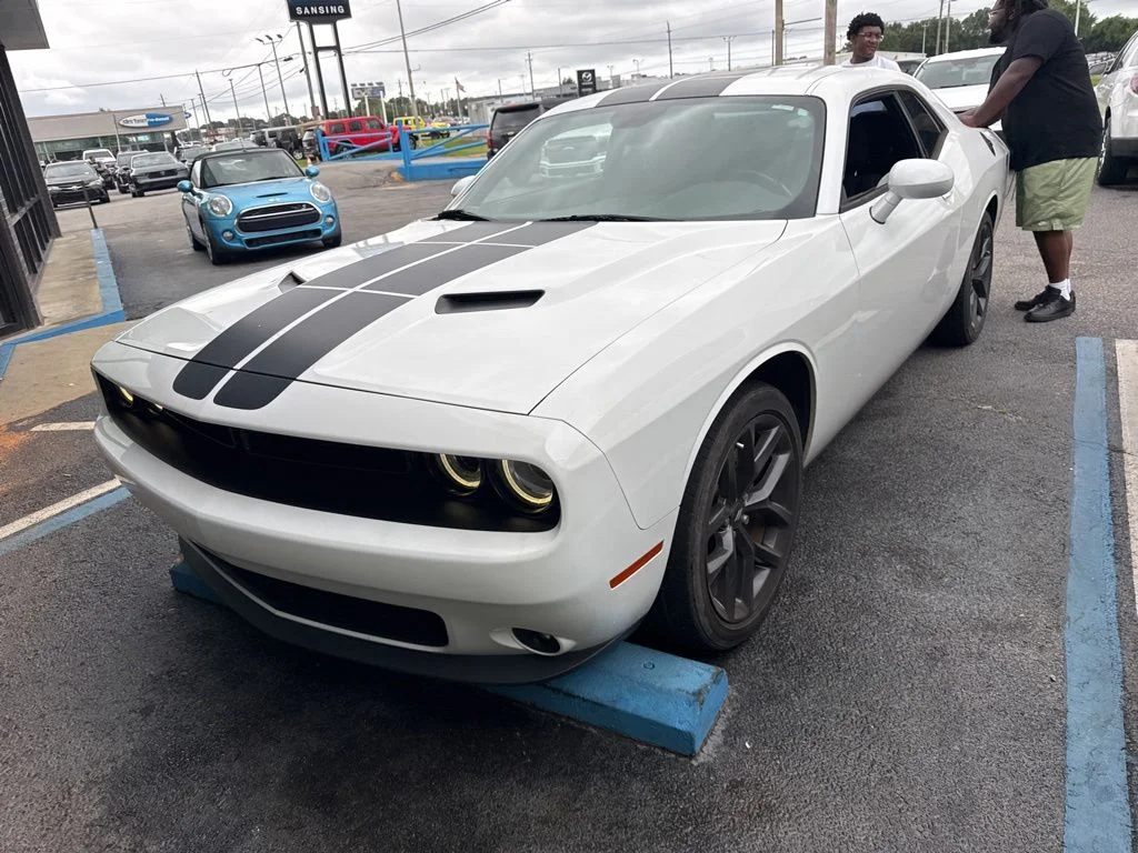 Used 2021 White Dodge SXT image 1