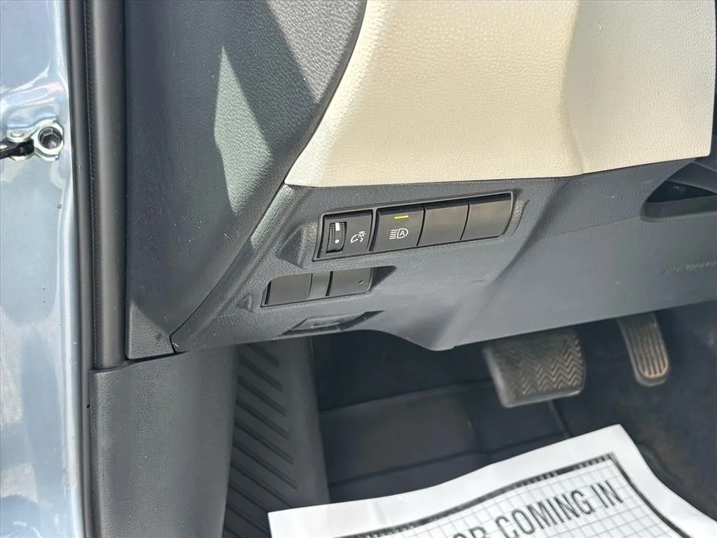 Used 2024  Toyota L image 8