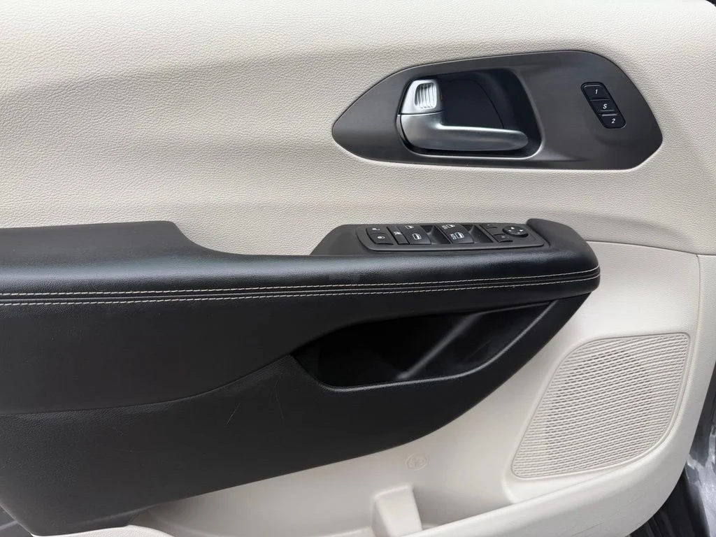 Used 2022 Crystal Metallic Chrysler Touring L image 16