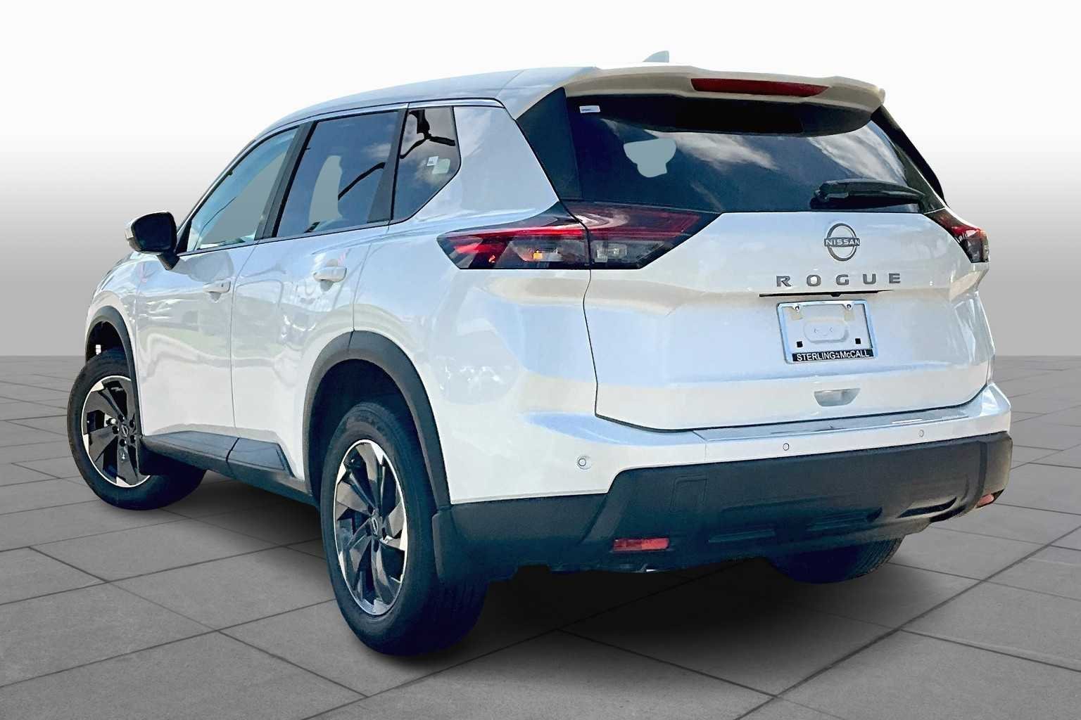 Used 2025 Everest White Pearl Nissan SV image 7