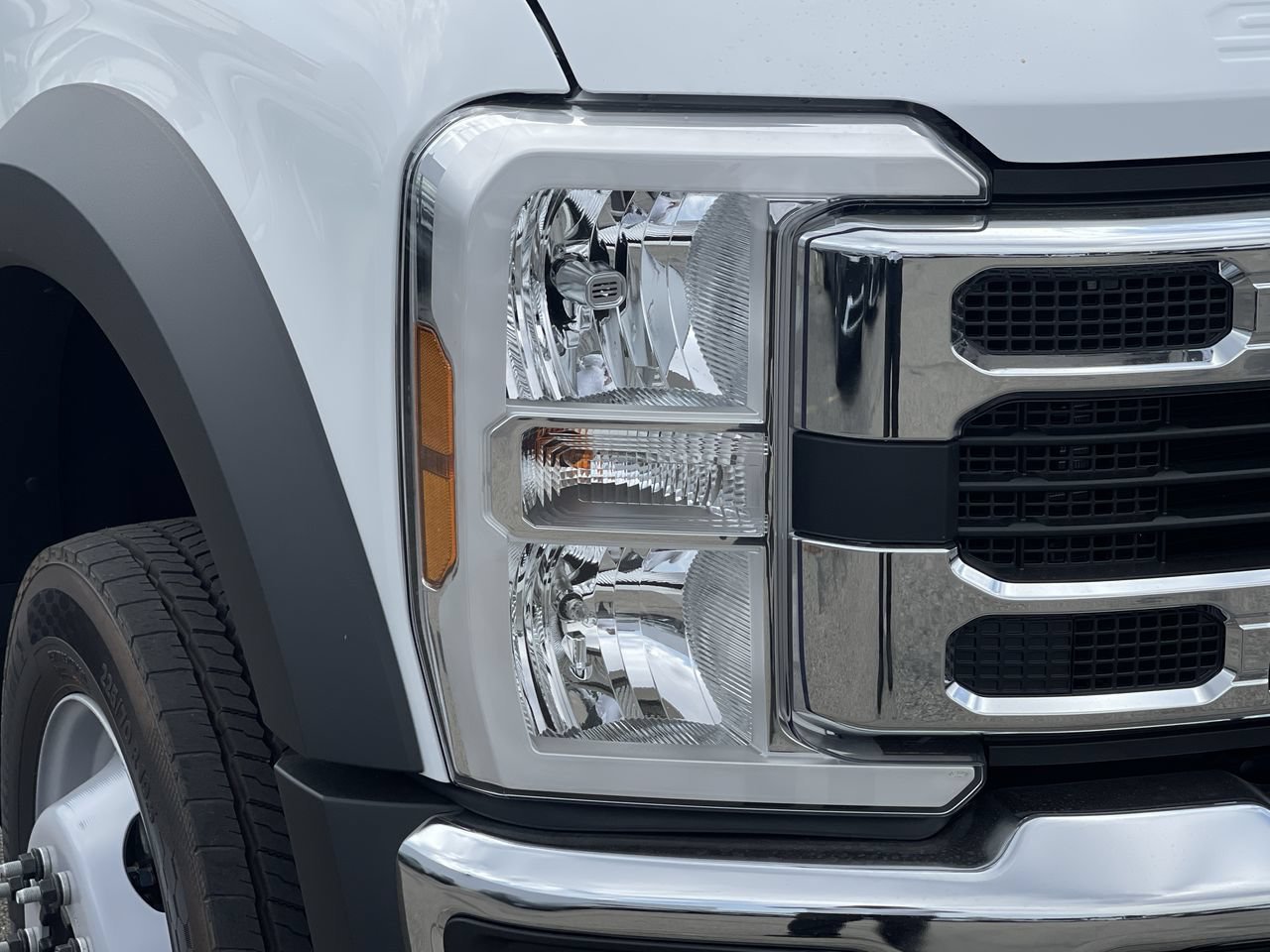 New 2025 Oxford White Ford XL image 7