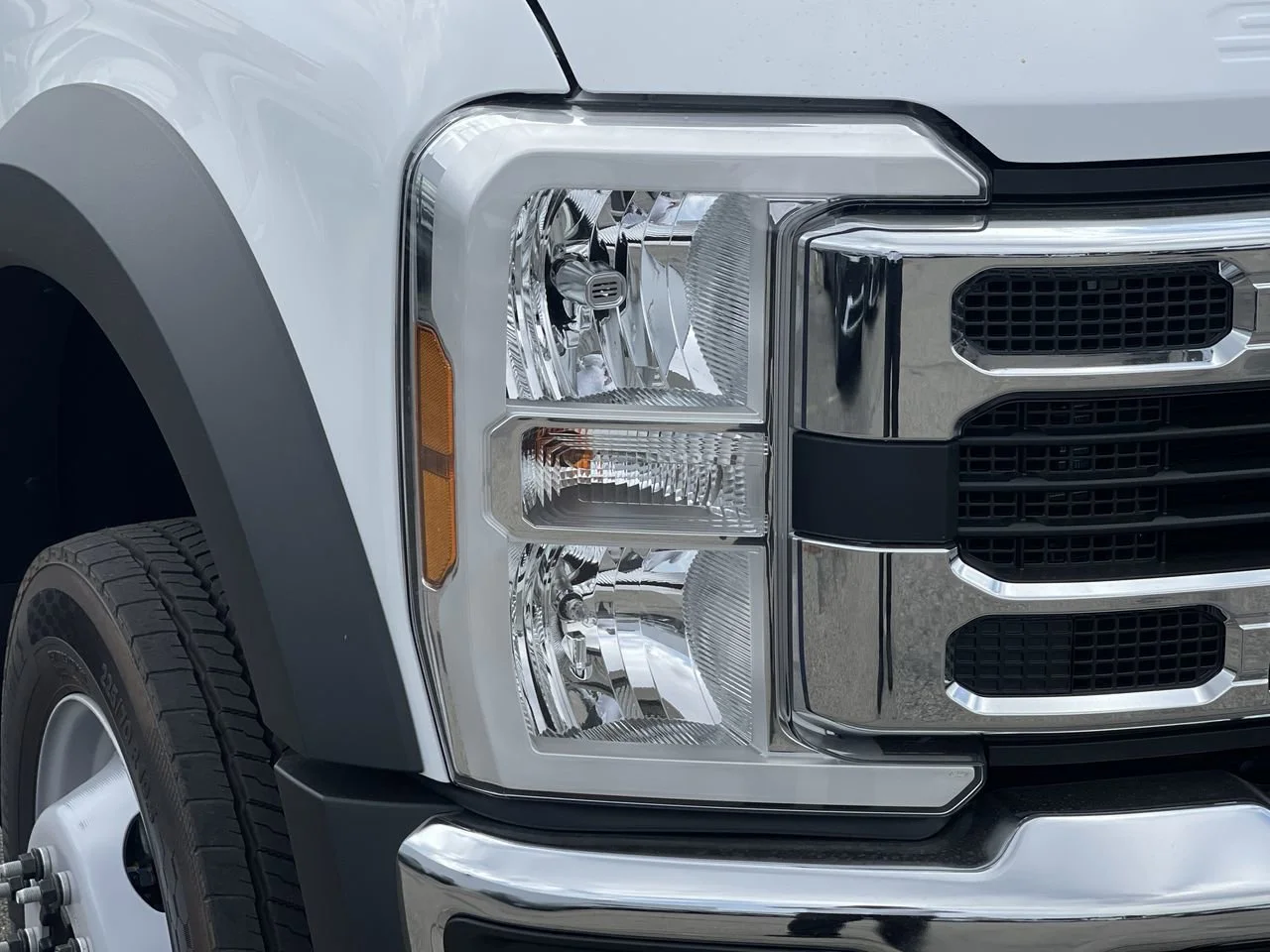 New 2025 Oxford White Ford XL image 7
