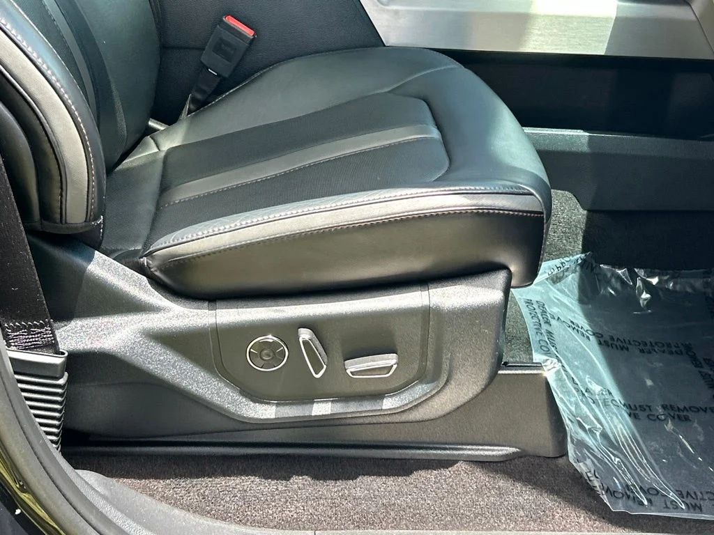 Used 2019 Black Metallic Ford Platinum image 43