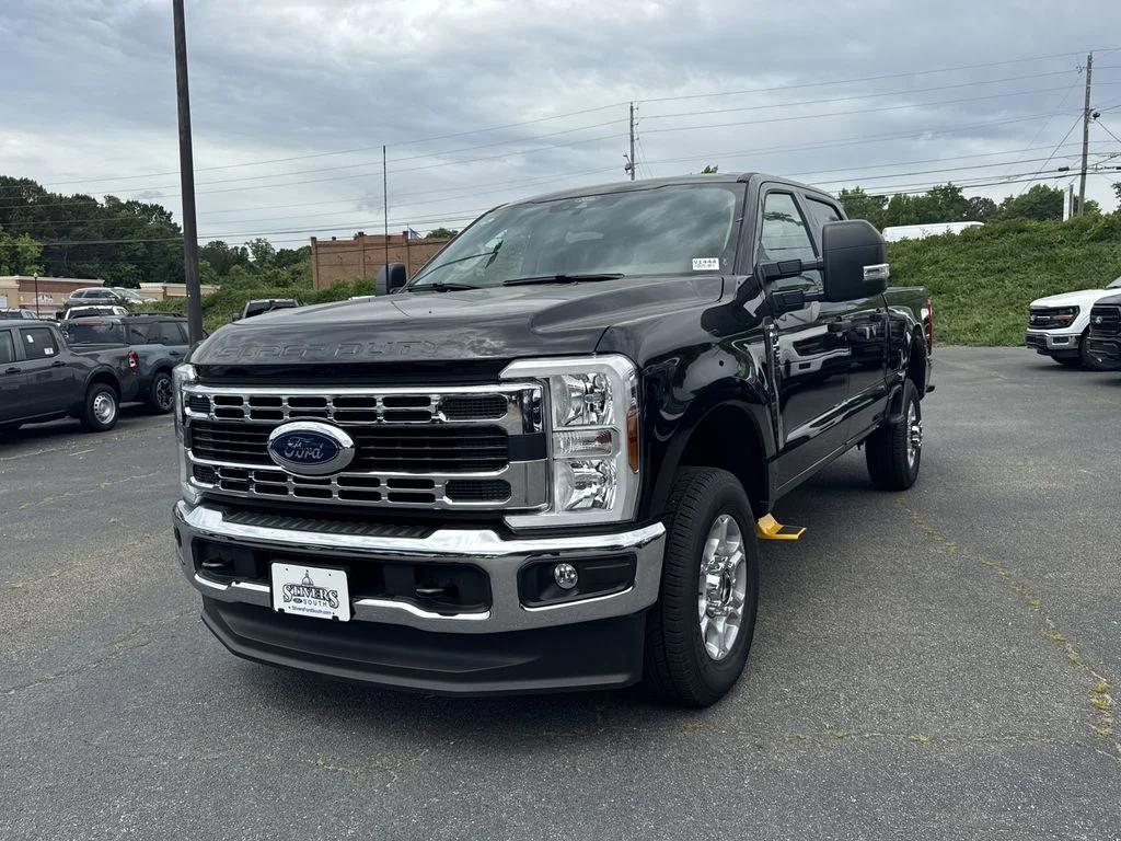 New 2026 Black Ford XLT image 3