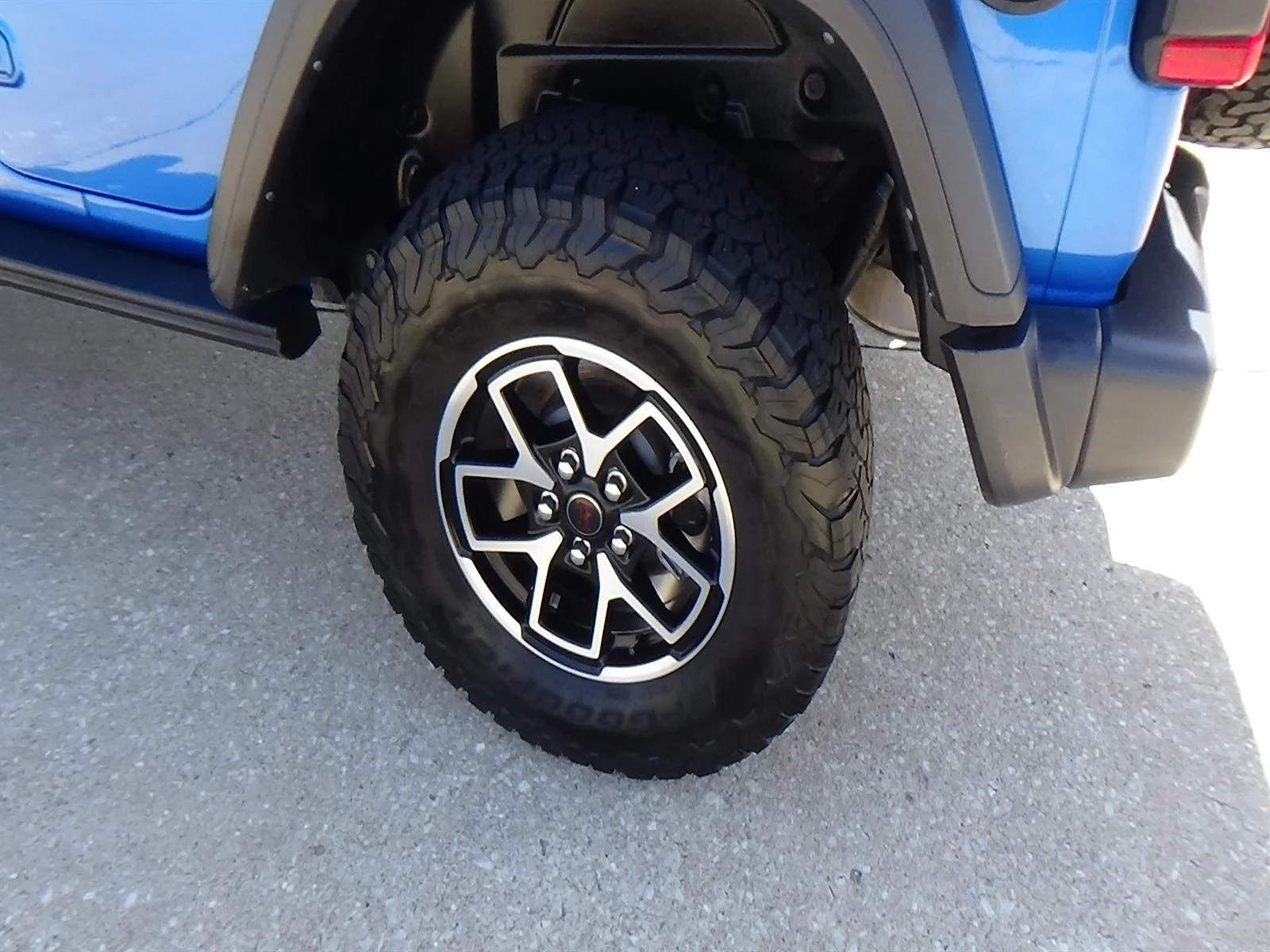 Used 2024 Hydro Blue Pearl Coat (pbj) Jeep Rubicon image 9