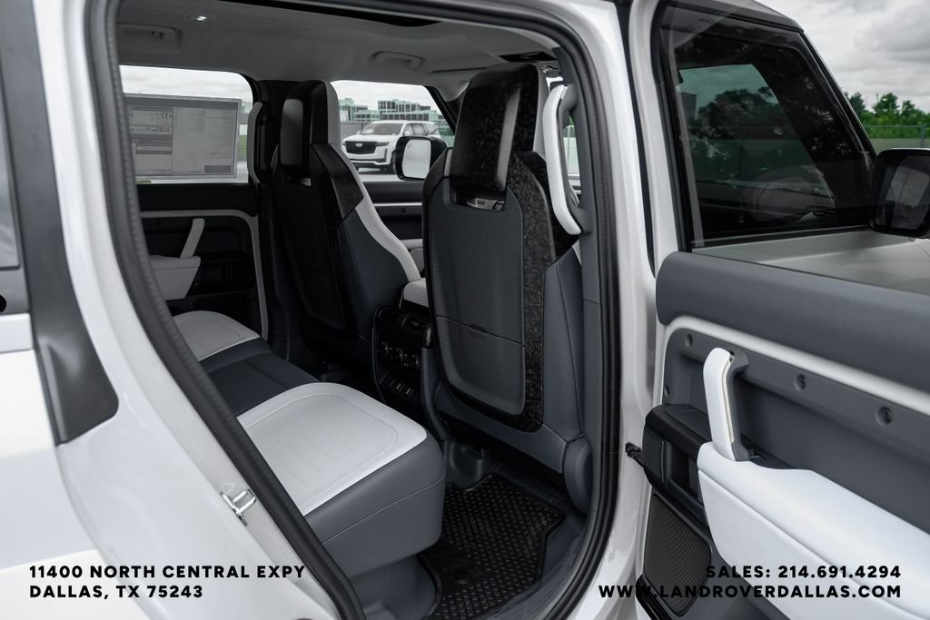New 2026 Borasco Grey Metallic Land Rover OCTA image 42