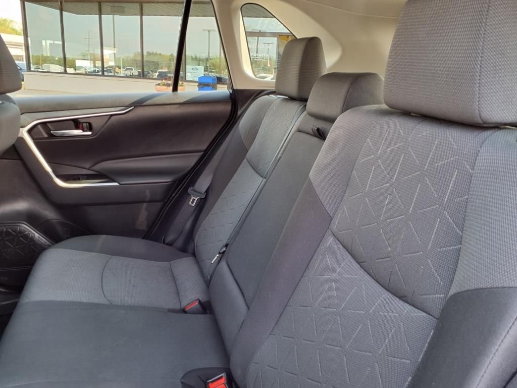 2022 Toyota RAV4 XLE - Photo 16