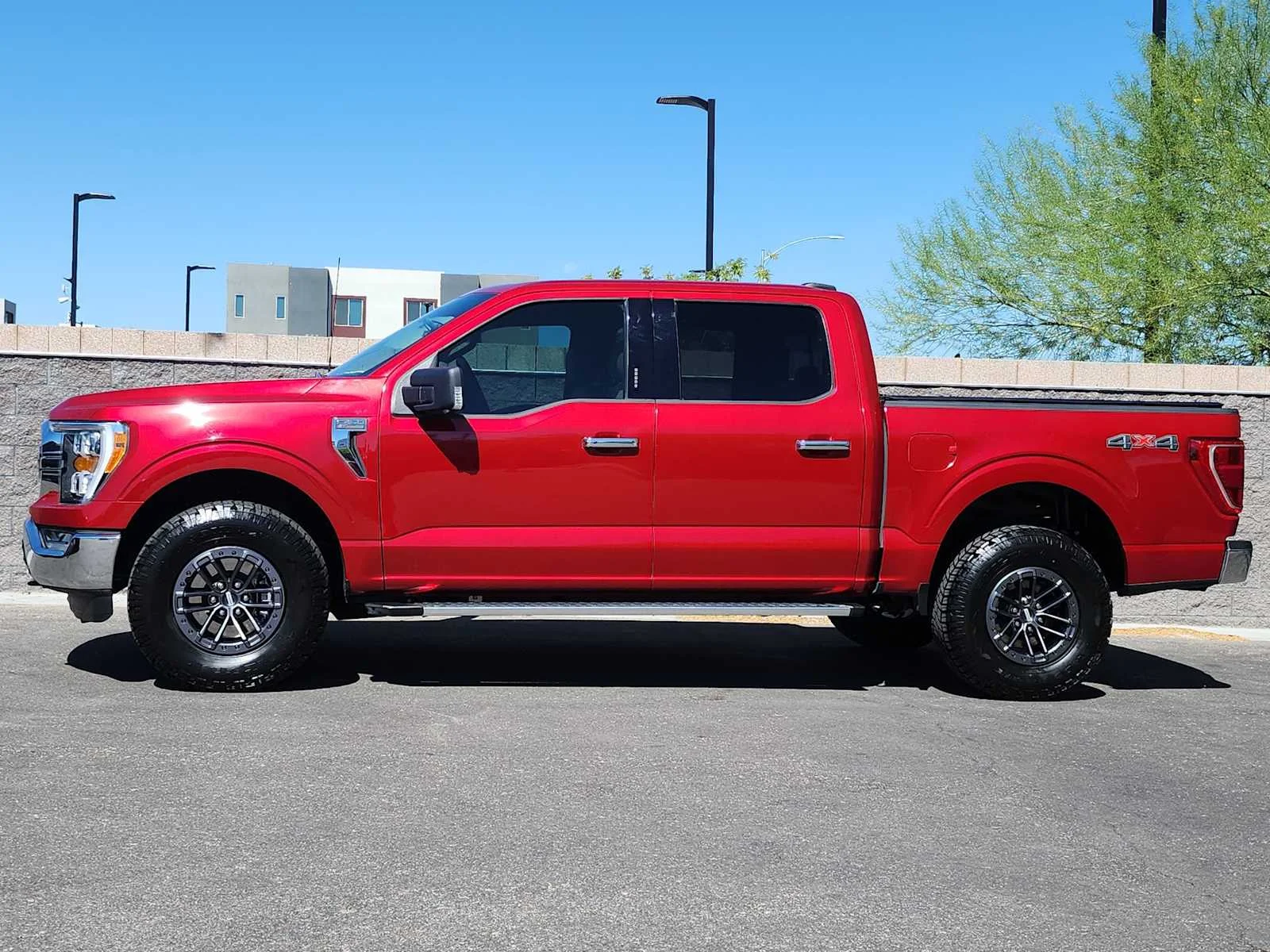 Used 2022 Rapid Red Metallic Tinted Clearcoat Ford XLT image 5