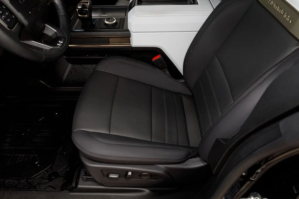 Used 2025 Black GMC 2X image 31