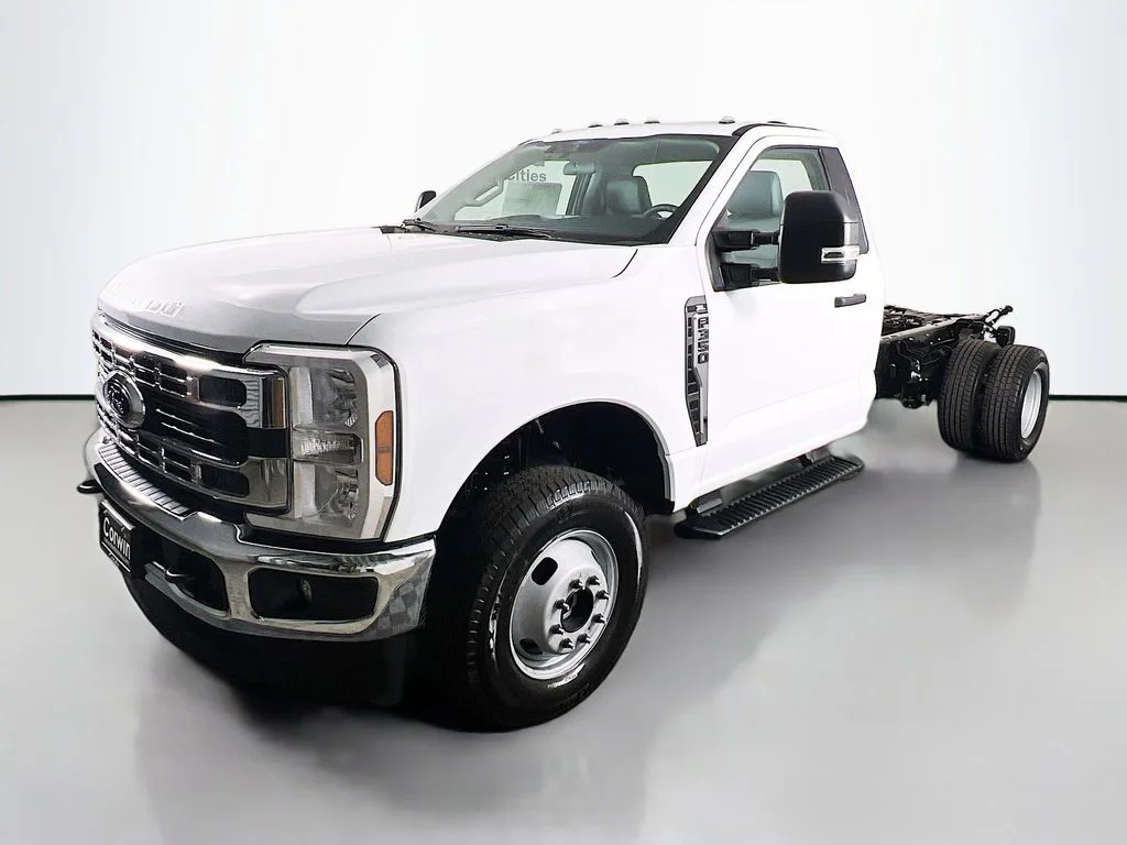 2025 Ford F-350 Super Duty Chassis Cab XL - Photo 5