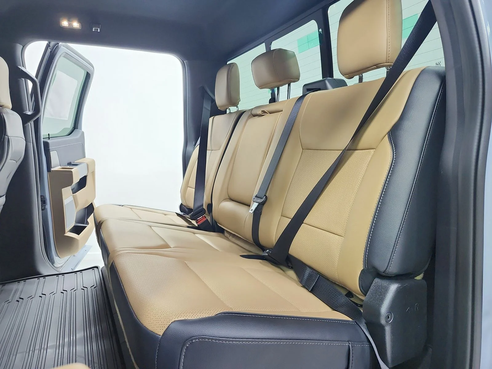New 2026 Glacier Gray Metallic Tri-Coat Ford F-250® Lariat® image 42