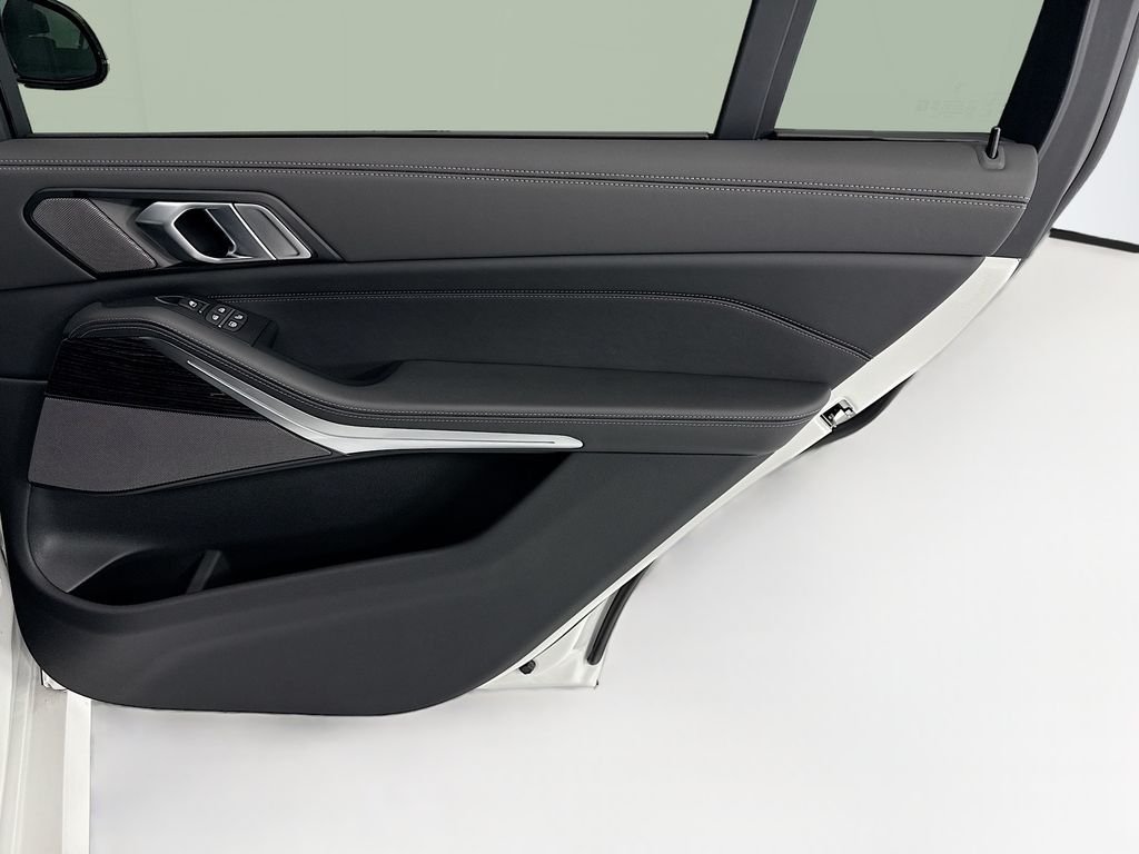 New 2027 White Metallic BMW M60i image 26