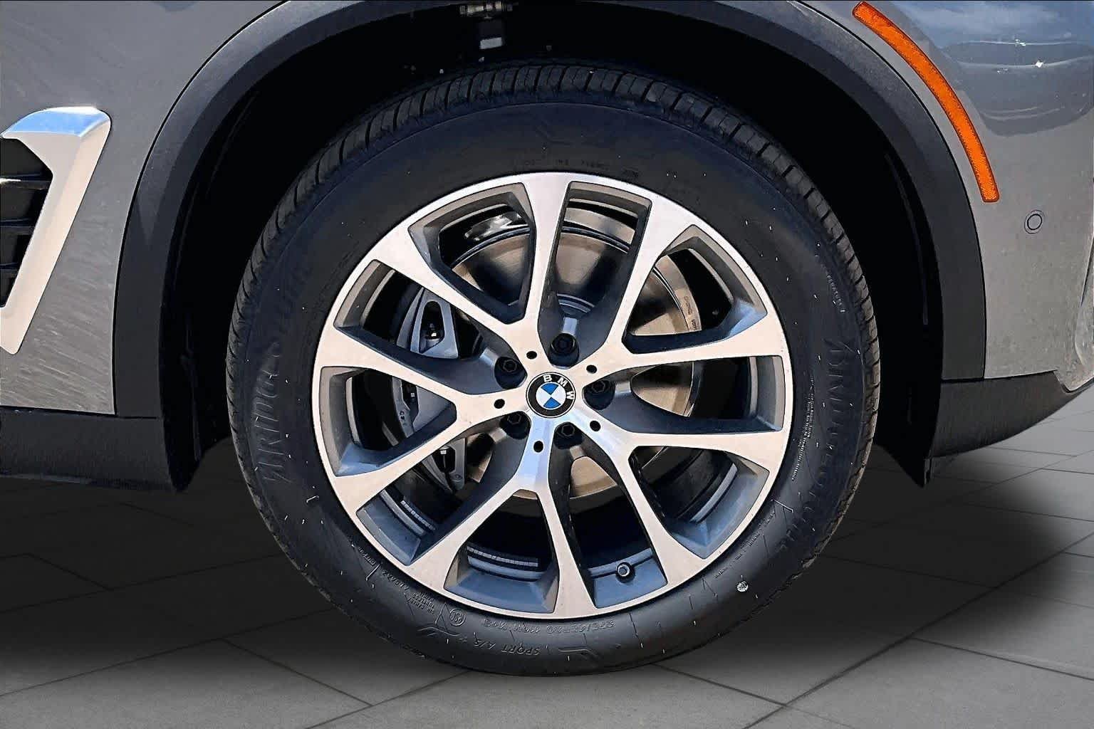 New 2026 Skyscraper Grey Metallic BMW xDrive40i image 11