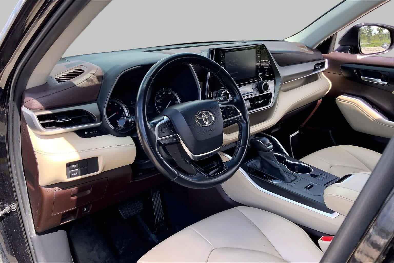 Used 2020 Opulent Amber Toyota XLE image 17