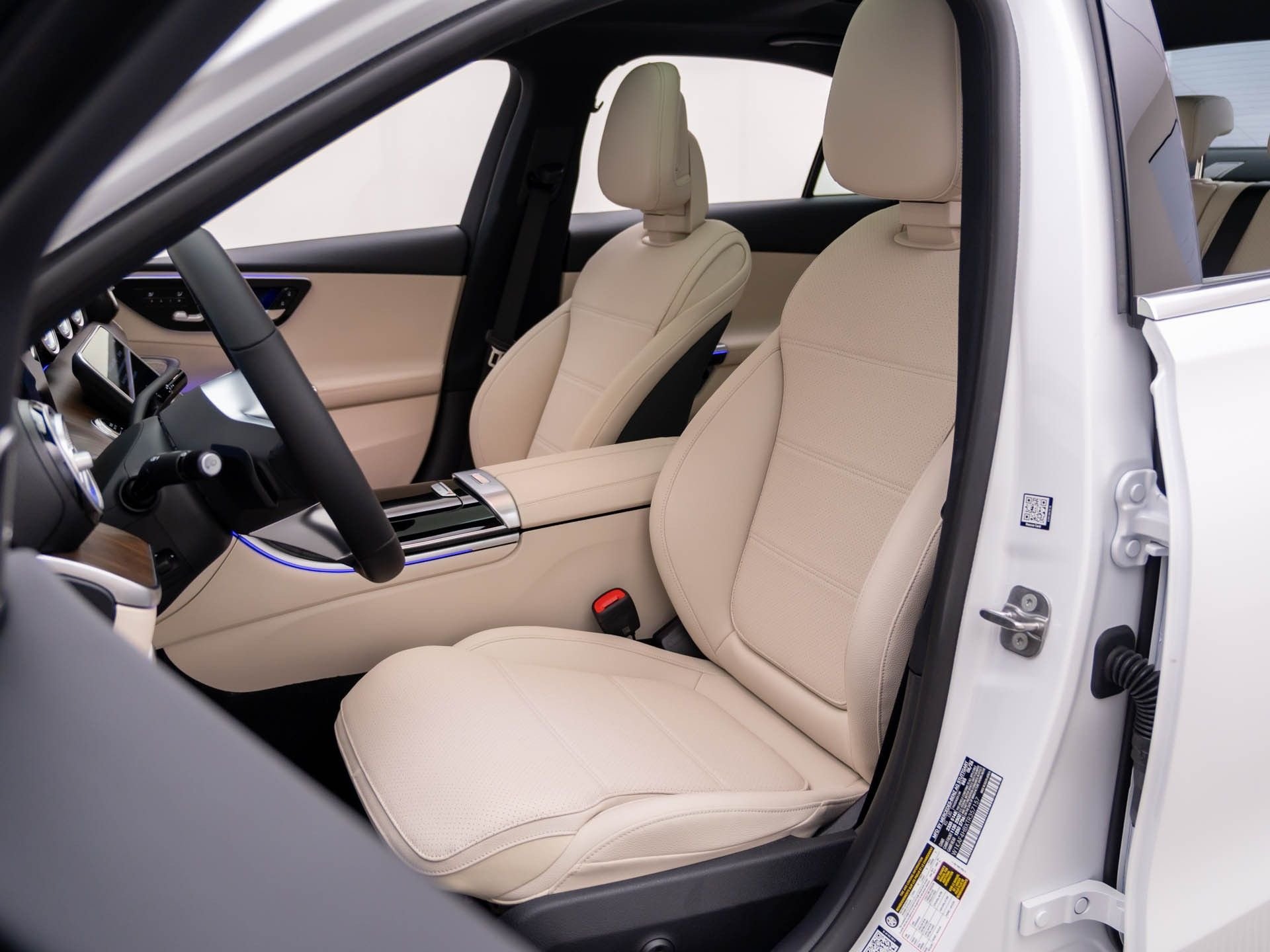 New 2026 MANUFAKTUR Moonlight White Metallic Mercedes-Benz C 300 image 20