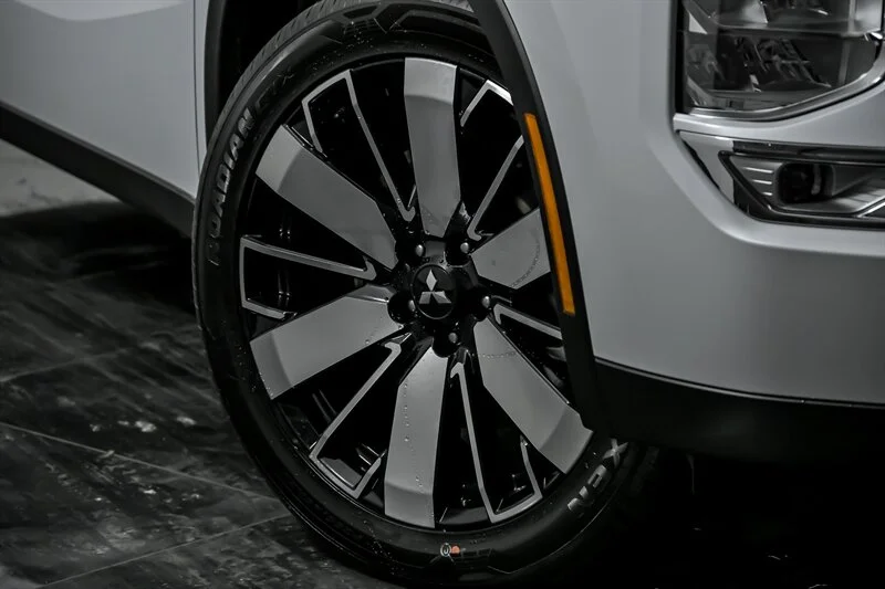 New 2026 WHITE Mitsubishi SE image 3