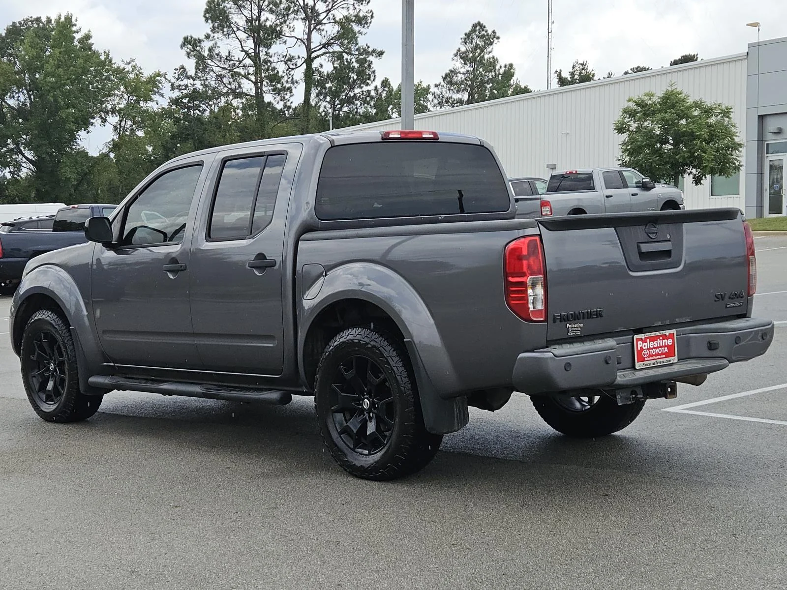 Used 2021 Gray Nissan Crew Cab 4x4 SV Auto image 4