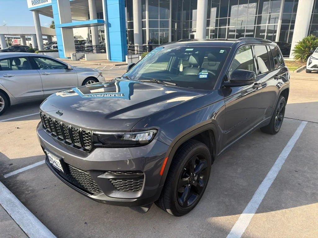 Used 2023 Gray Jeep Altitude 4x2 image 1