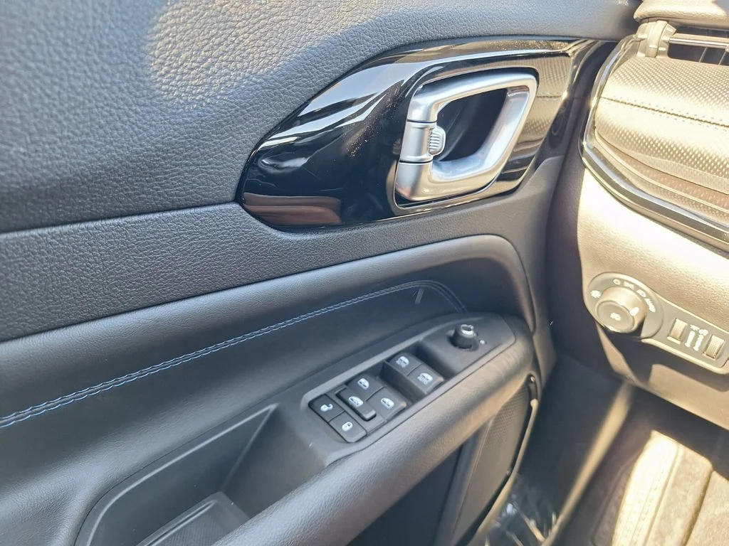 New 2026 Bright White Clearcoat Jeep Latitude image 24