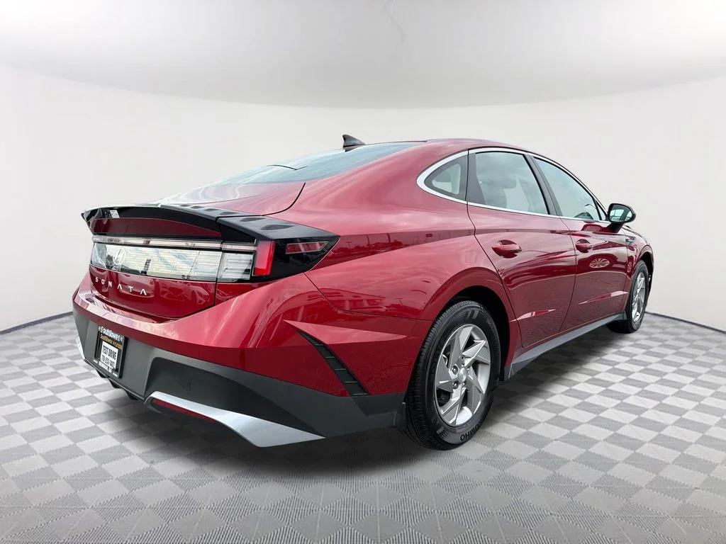 Used 2025 Red Hyundai SE image 5