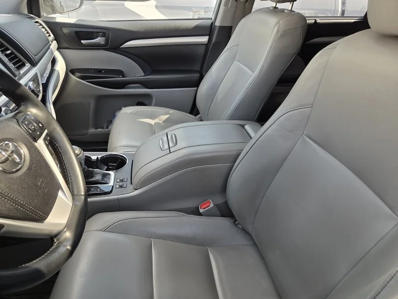 Used 2018 Celestial Silver Metallic TOYOTA XLE image 7