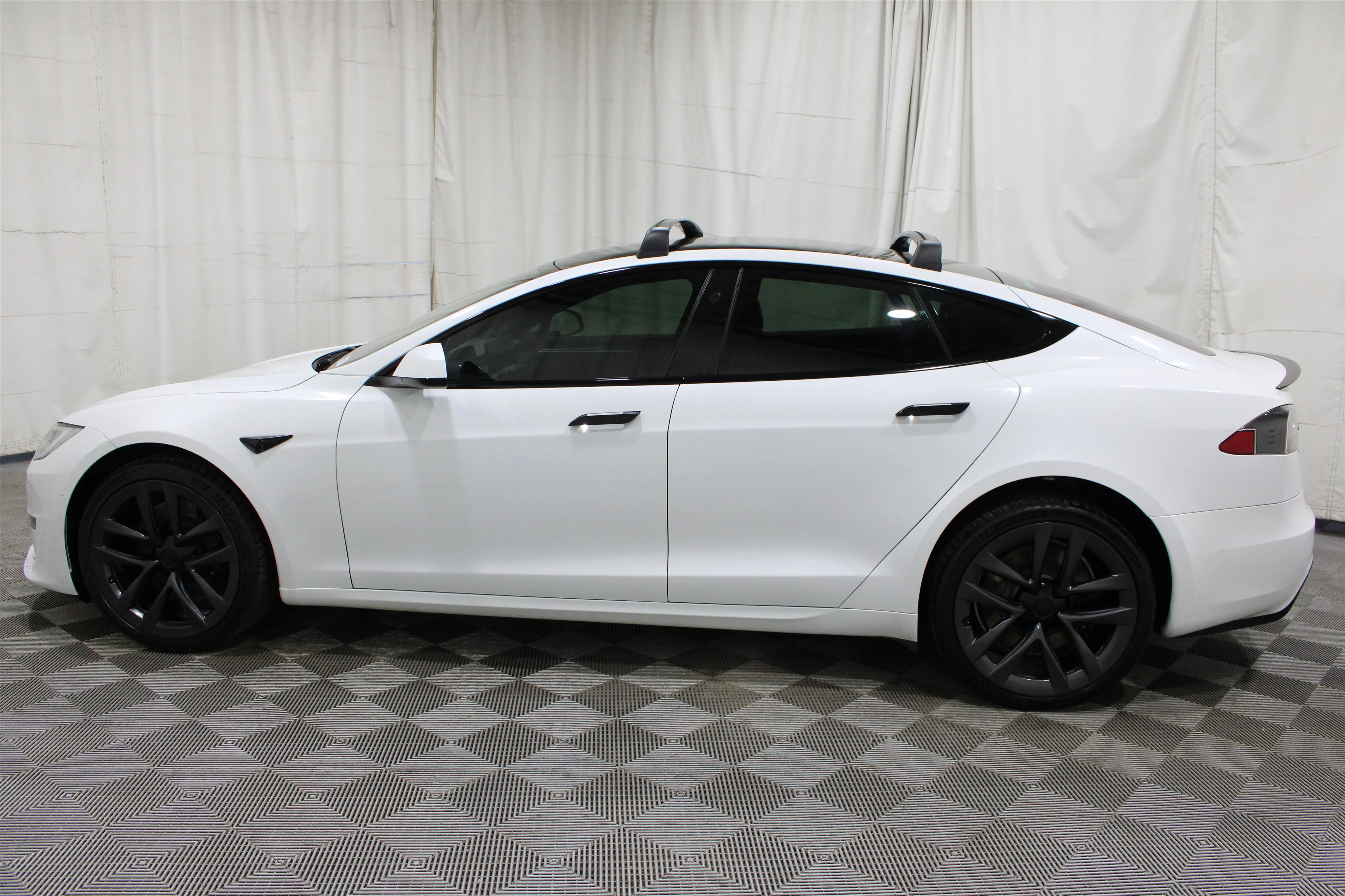 Used 2021 Pearl White Multi-Coat Tesla Plaid image 27