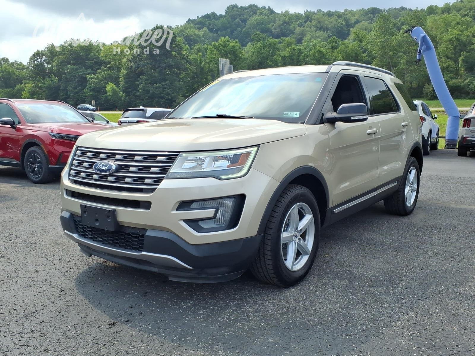Used 2017 White Gold Ford XLT image 1