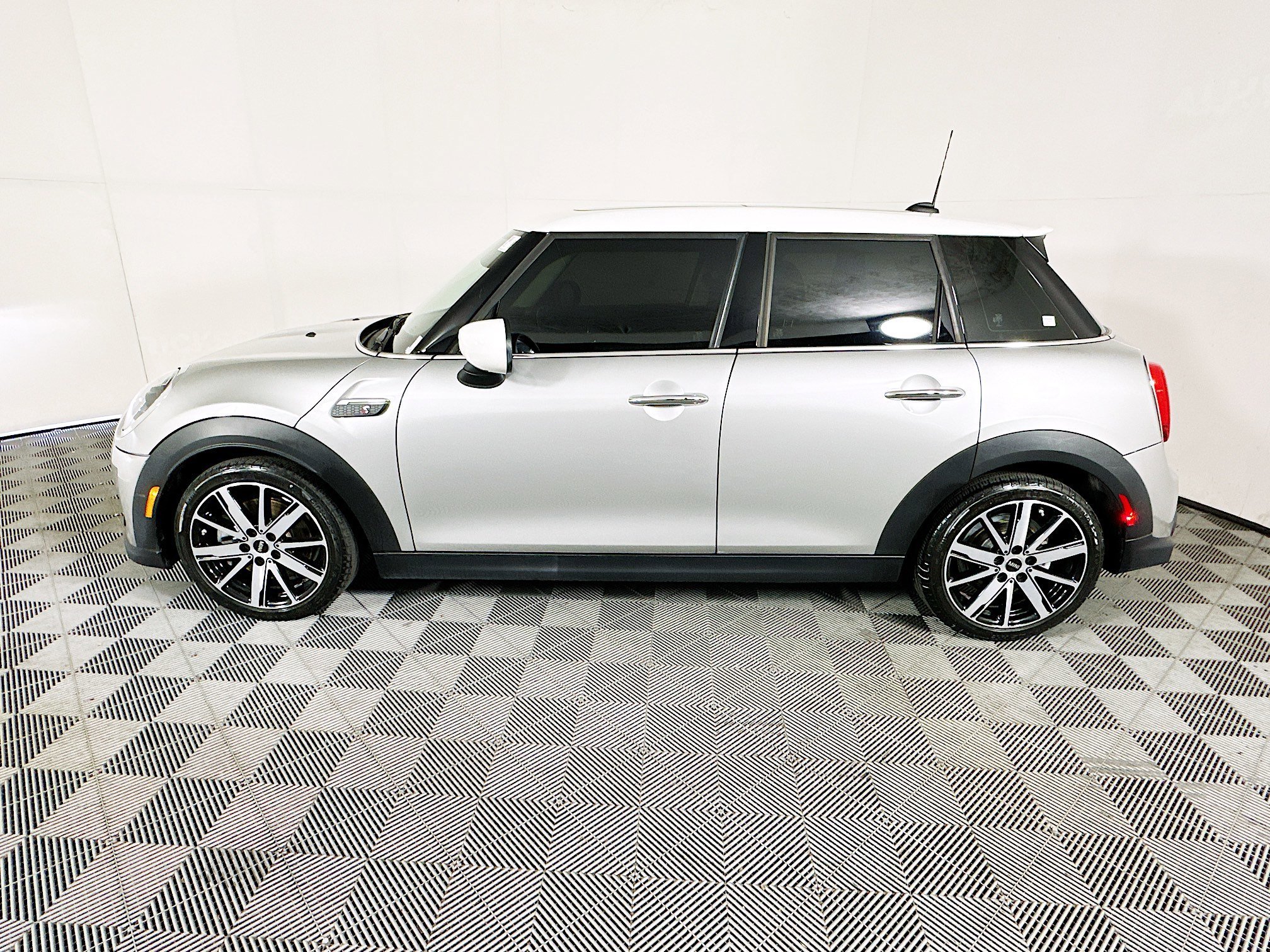 2024 MINI Hardtop thumbnail 8