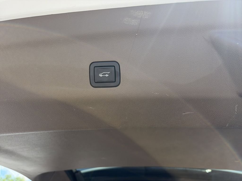 Used 2023 White GMC Denali image 34