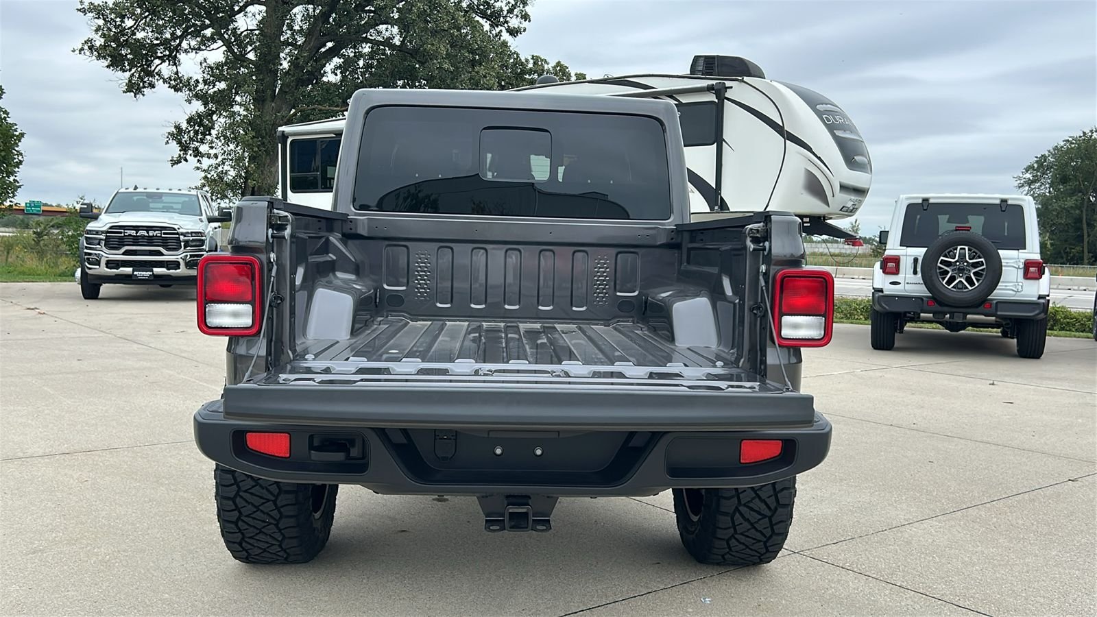 New 2026 Granite Crystal Metallic Clear-Coat Exterior Paint Jeep Sahara image 17