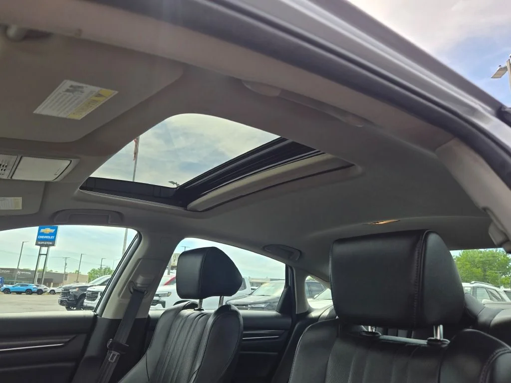 Used 2022 Silver Honda EX-L image 23