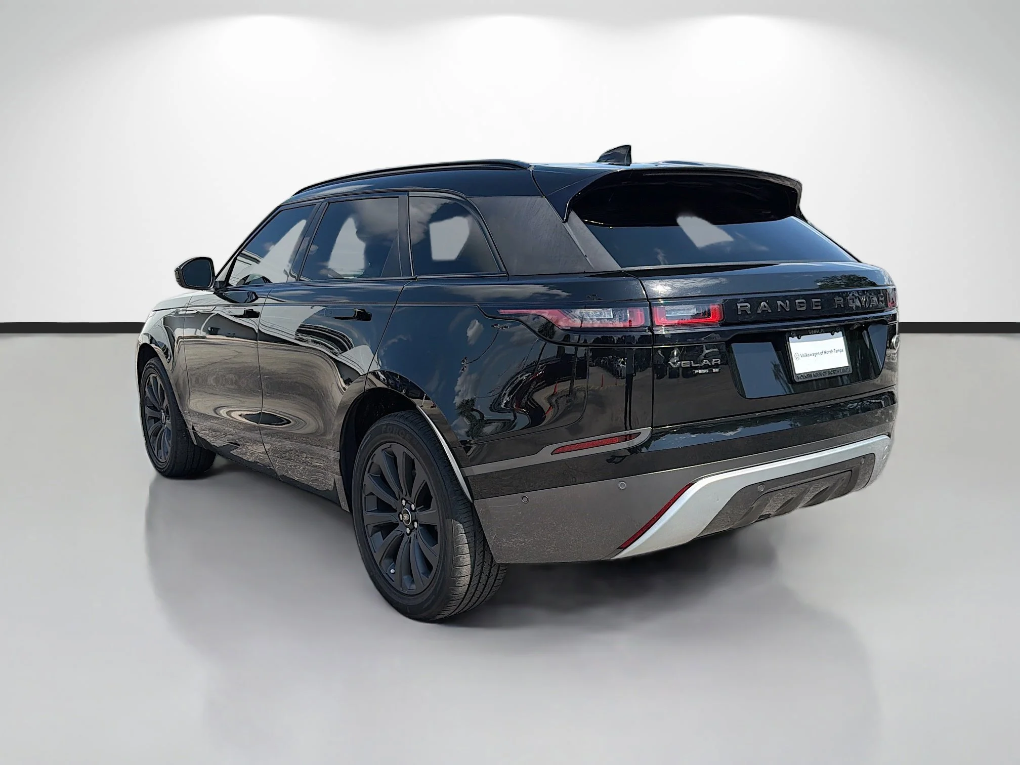 Used 2019 Narvik Black Land Rover R-Dynamic SE image 5