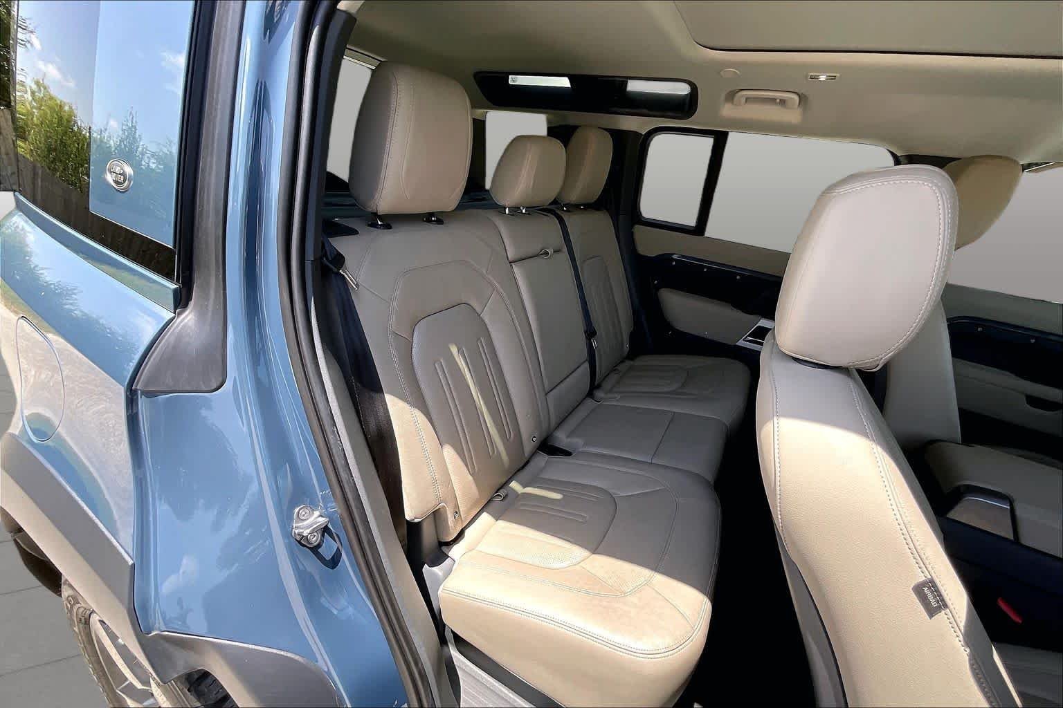 Used 2021 Tasman Blue Metallic Land Rover SE image 18