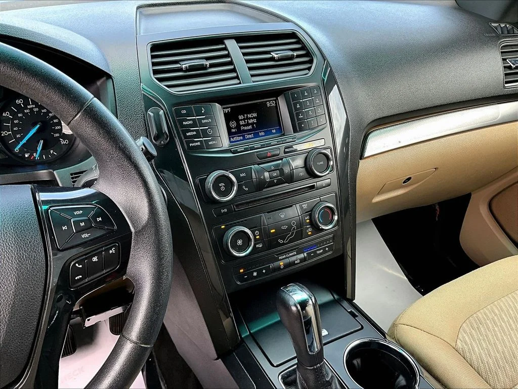 Used 2016 Red Ford Base image 9