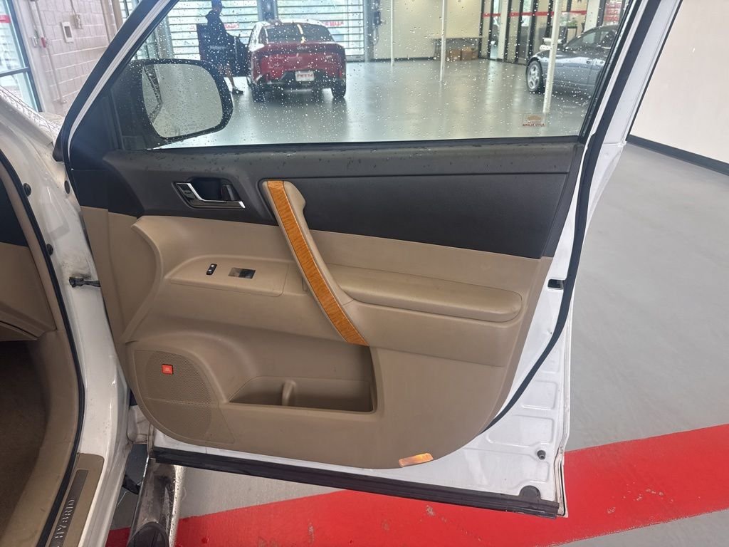 Used 2010  Toyota Limited image 12