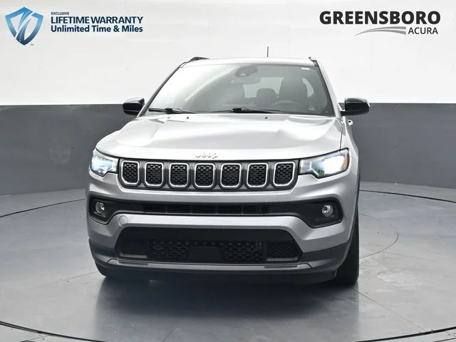 Used 2023 Silver Jeep Latitude image 13