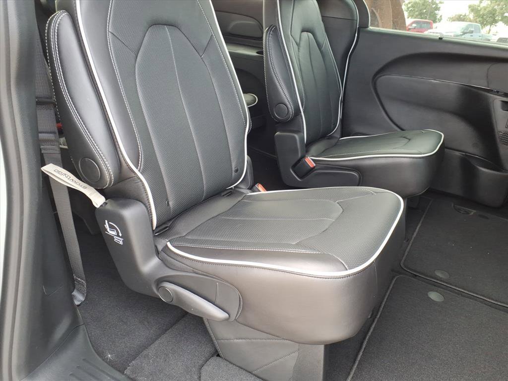 New 2026 Bright White Clear-Coat Exterior Paint Chrysler Limited image 9