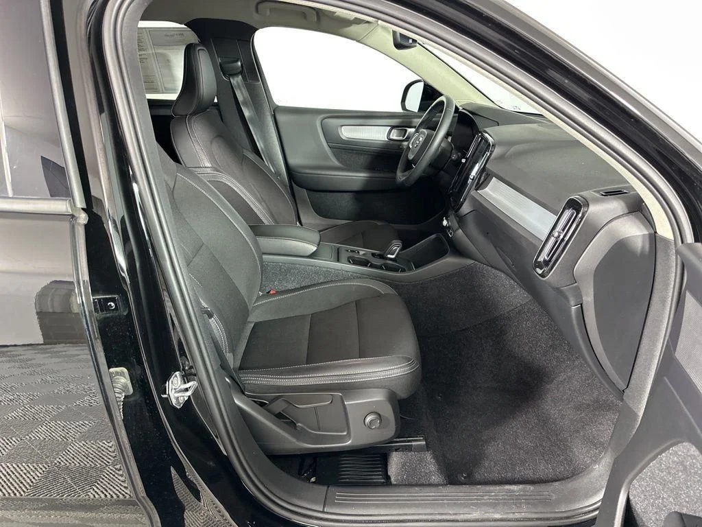Used 2020 Black Stone Volvo Momentum image 31