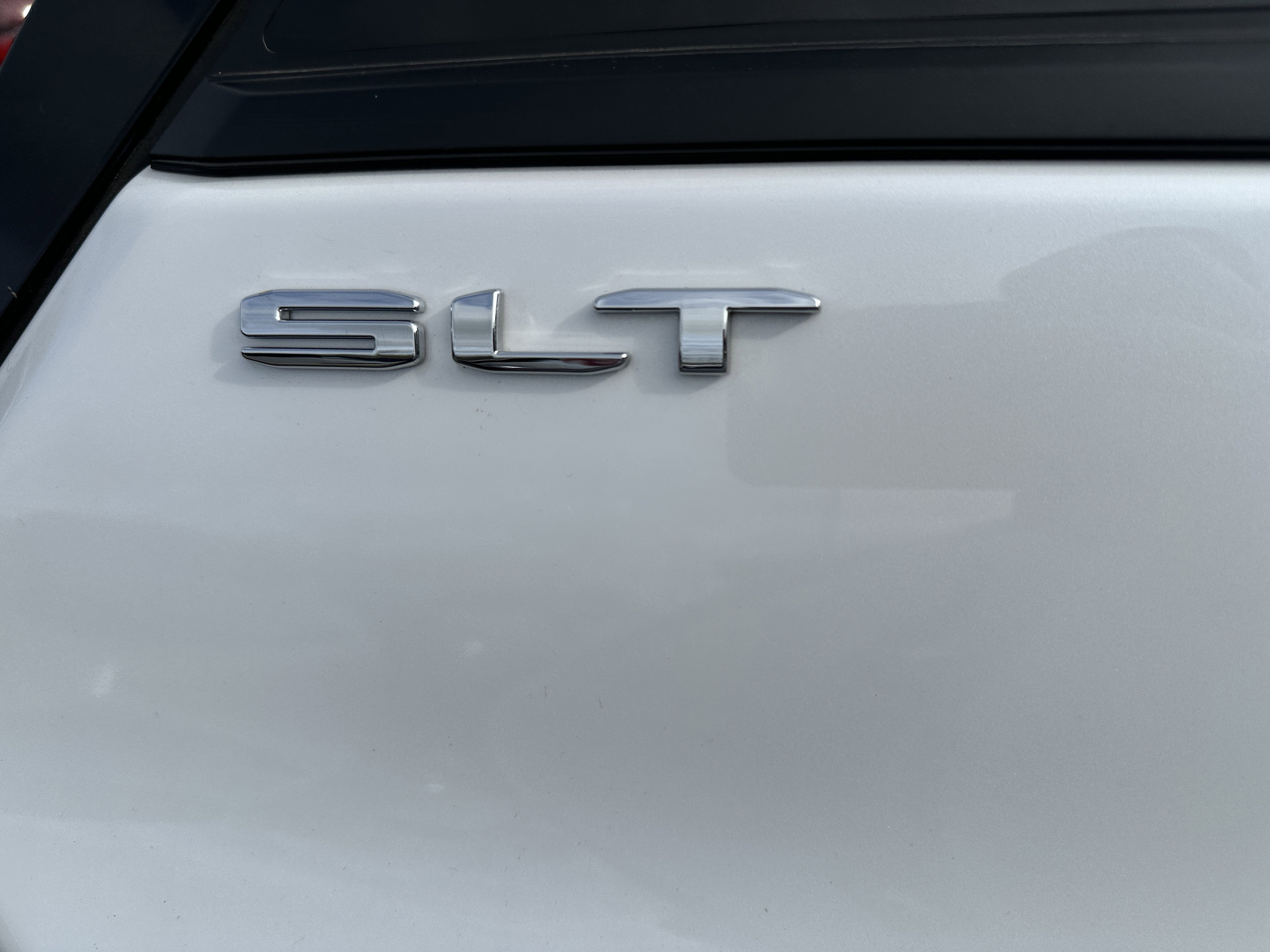 Used 2022 White Frost Tricoat GMC SLT image 6