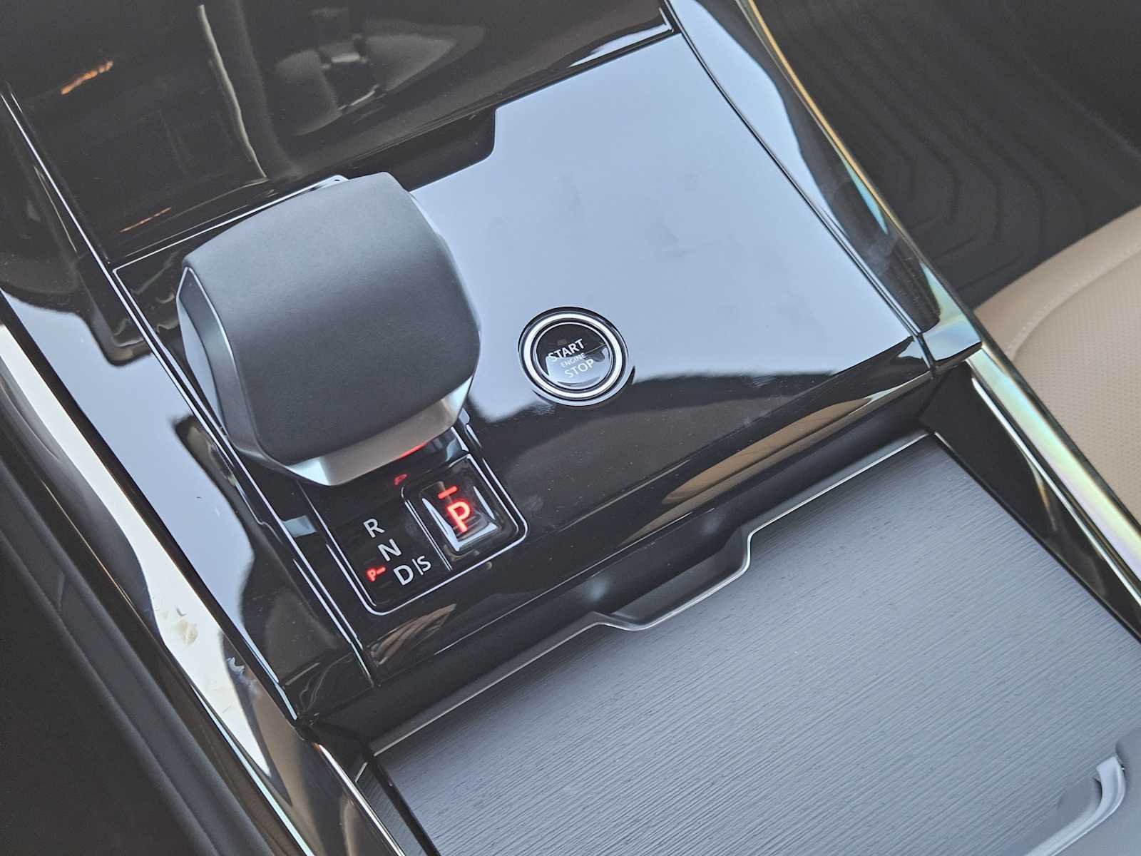 New 2027 Santorini Black LAND ROVER Dynamic SE P400 image 18