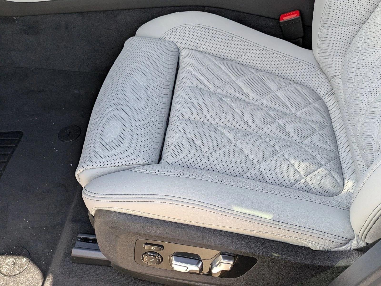 Used 2026 Mineral White Metallic BMW xDrive40i image 4