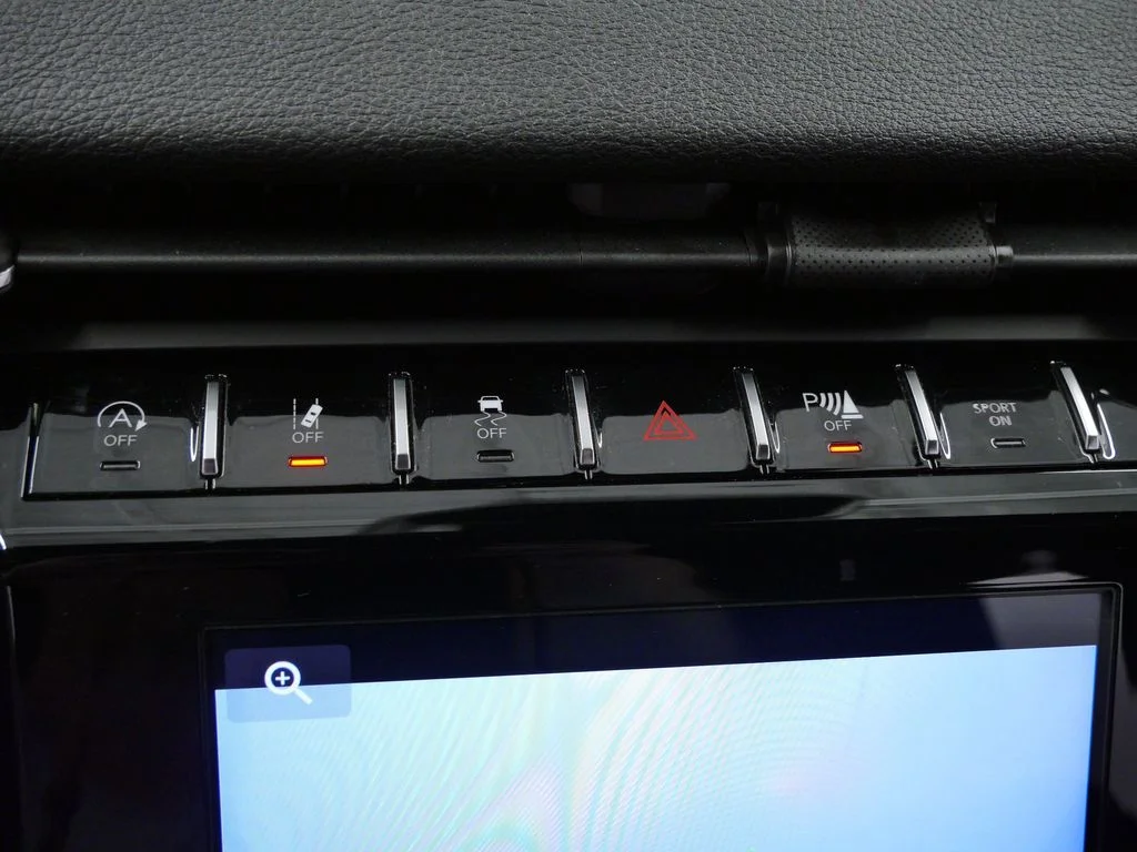 Used 2022 White Jeep Altitude image 30