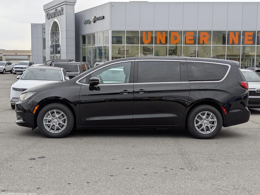 New 2026 Black Chrysler SXT - - FWD - Power Liftgate - Power Sliding Doors - Leather & More! image 6